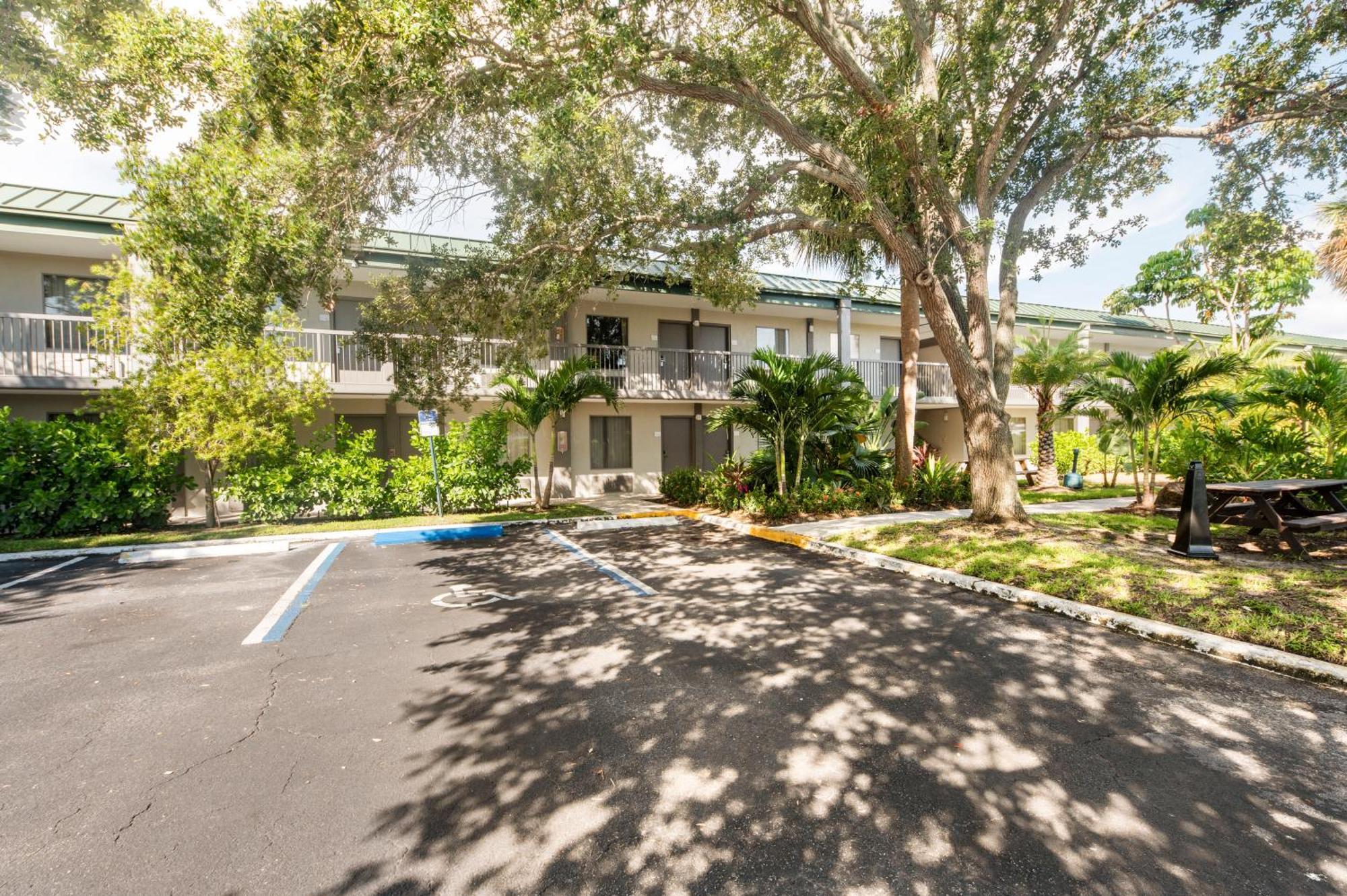 Bay Breeze Aparthotel South Bradenton Bagian luar foto